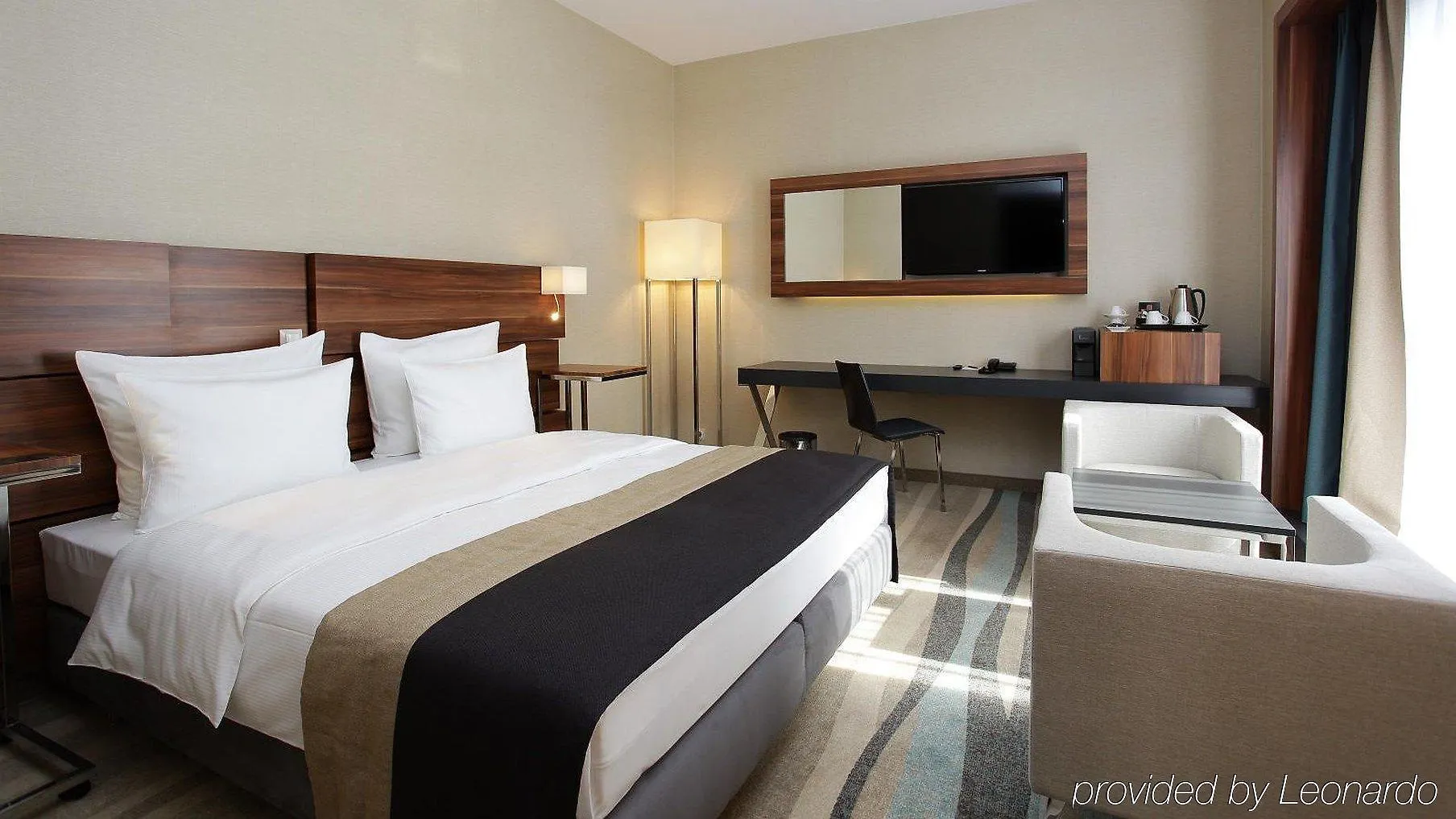 Warsaw Plaza Hotel פולין