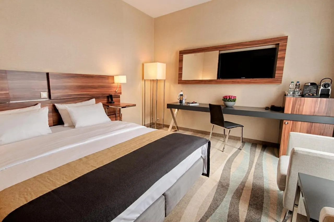Warsaw Plaza Hotel פולין